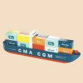 Containerschiff mit magnetischen Containern